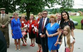 Uczestnicy uroczystości, w tym starosta włoszczowski i członek Zarządu Powiatu, przed kosciołem parafialnym w Olesznie