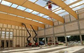 Trwa montaż konstrukcji dachu na wielofunkcyjnej hali sportowej  przy I LO we Włoszczowie 8