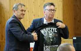 Starosta Kielecki przekazuje Staroście Włoszczowskiemu pamiątkową koszulkę