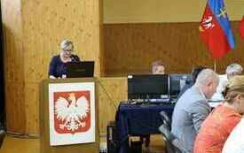 Wiceprzewodnicząca Rady Aneta Jończyk przemawia przy m&oacute;wnicy
