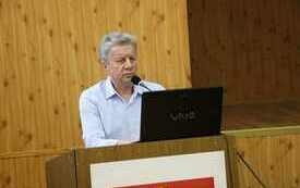 Radny Zbigniew Krzysiek przemawia przy m&oacute;wnicy