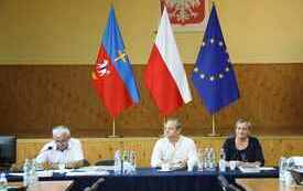 Za stołem prezydialnym siedzą Przewopdniczący i Wiceprzewodniczący Rady Powiatu