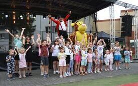 Powiatowy Dzień Dziecka z mn&oacute;stwem cyrkowych pokaz&oacute;w  1
