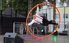 Powiatowy Dzień Dziecka z mn&oacute;stwem cyrkowych pokaz&oacute;w  13