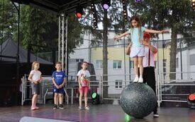 Powiatowy Dzień Dziecka z mn&oacute;stwem cyrkowych pokaz&oacute;w  34