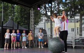 Powiatowy Dzień Dziecka z mn&oacute;stwem cyrkowych pokaz&oacute;w  35
