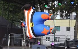 Powiatowy Dzień Dziecka z mn&oacute;stwem cyrkowych pokaz&oacute;w  54