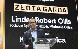 Kapitan rezerwy Karol Cierpica i rodzice śp. sierżanta sztabowego Michaela Ollisa laureatami nagr&oacute;d Portalu Obronnego &ndash; Złotych Gard 2