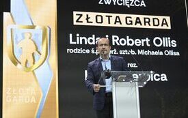Kapitan rezerwy Karol Cierpica i rodzice śp. sierżanta sztabowego Michaela Ollisa laureatami nagr&oacute;d Portalu Obronnego &ndash; Złotych Gard 3
