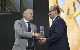 Kapitan rezerwy Karol Cierpica i rodzice śp. sierżanta sztabowego Michaela Ollisa laureatami nagr&oacute;d Portalu Obronnego &ndash; Złotych Gard 5