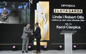 Kapitan rezerwy Karol Cierpica i rodzice śp. sierżanta sztabowego Michaela Ollisa laureatami nagr&oacute;d Portalu Obronnego &ndash; Złotych Gard 6