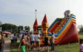 Dmuchańce w strefie zabaw dla dzieci