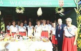 Starostowie Dożynek Powiatowych i władze Powiatu Włoszczowskiego z KGW Jeżowice przed ich stoiskiem promocyjnym