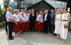 Laureaci pierwszego miejsca w konkursie na najładniejszy wieniec dożynkowy 2023 zesp&oacute;ł ludowy Moskorzewianie z posłem Lipcem, władzami Powiatu Włoszczowskiego, Gminy Moskorzew i  Gminy Kluczewsko oraz przewodnicząca Powiatowej Rady KGW