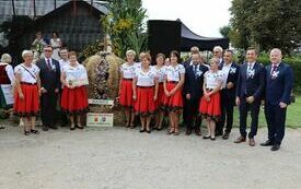 Laureaci trzeciego miejsca w konkursie na najładniejszy wieniec dożynkowy 2023 koło gospodyń wiejskich z Jeżowic z senatorem Włosowiczem, władzami Powiatu Włoszczowskiego, Gminy Włoszczowa i  Gminy Kluczewsko