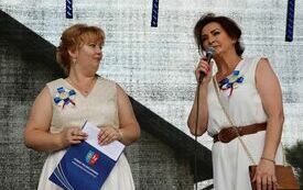 Przewodnicząca Powiatowej Rady K&oacute;ł Gospodyń Wiejskich i Członek Zarządu Powiatu Włoszczowskiego przedstawiaja wyniki konkursu na najładniejszy wieniec dożynkowy 2023