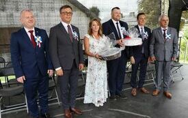Wsp&oacute;lne zdjęcie starost&oacute;w dożynek powiatowych oraz wadz Powiatu Włoszczowskiego i Gminy Kluczewsko