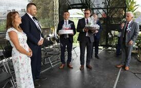 Władze Powiatu Włoszczowskiego i Gminy Kluczewsko wręczaja starostom dożynek powiatowych upominki