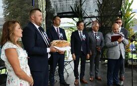 Konferansjer przedstawia sylwetki starost&oacute;w dożynkowych