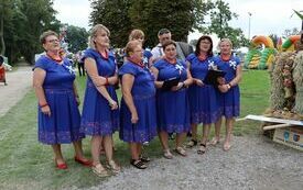 Kolo Gospodyń Wiejskich Skociszewinki ze Skociszew&oacute;w ośpiewuje wieniec