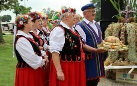 Zesp&oacute;ł Ludowy Moskorzewianie ośpiewuje wieniec