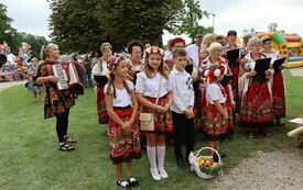 Koło Gospodyń Wiejskich &bdquo;Morvianki&rdquo; z Kolonii Mrowina obśpiewuje wieniec dożynkowy