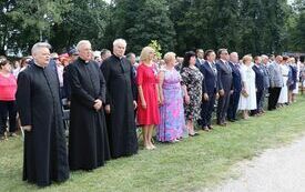 Uczestnicy dożynek stoją na baczność podczas odegrania Hymnu Polski