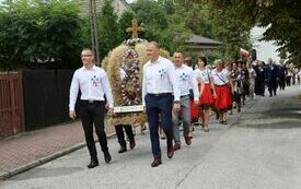 Barwny korow&oacute;d dożynkowy