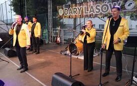 Piękne stoiska i pyszne potrawy na II Darach Las&oacute;w Powiatu Włoszczowskiego  22