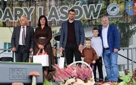 Piękne stoiska i pyszne potrawy na II Darach Las&oacute;w Powiatu Włoszczowskiego  52