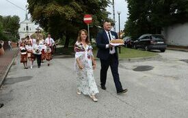 Barwny korow&oacute;d dożynkowy