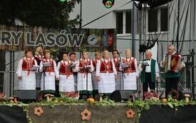 Piękne stoiska i pyszne potrawy na II Darach Las&oacute;w Powiatu Włoszczowskiego  70