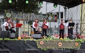 Piękne stoiska i pyszne potrawy na II Darach Las&oacute;w Powiatu Włoszczowskiego  77