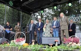 Piękne stoiska i pyszne potrawy na II Darach Las&oacute;w Powiatu Włoszczowskiego  157