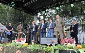 Piękne stoiska i pyszne potrawy na II Darach Las&oacute;w Powiatu Włoszczowskiego  159