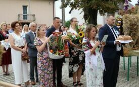 Starościna dożynek prosi księdza o odprawienie mszy i poświęcenie chleba