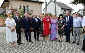 Władze Powiatu i Gminy Kluczewsko stoją razem na placu kościelnym