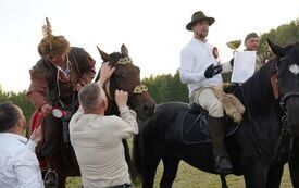 Drugi Gminny Hubertus u Jana Wolskiego w Sułkowie.  Udane święto myśliwych, jeźdźc&oacute;w, koni i tradycji. 12