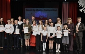 &bdquo;Niezastąpieni&rdquo; z II miejscem w VI Regionalnym Przeglądzie Pieśni Patriotycznej! 1