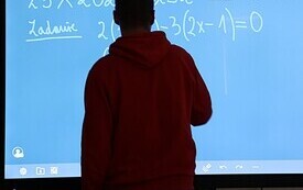Niezwykły sukces młodzieży z ZS nr 2 we Włoszczowie.  Szkołę odwiedził koordynator Świętokrzyskiego Maratonu Matematycznego 7