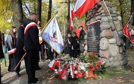 82. rocznica zwycięskiej bitwy pod Chotowem.  Oddano hołd poległym żołnierzom Armii Krajowej majora Eugeniusza Kaszyńskiego &bdquo;Nurta&rdquo;. 11