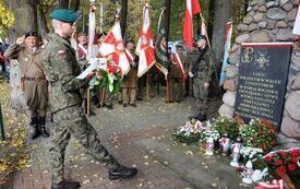 82. rocznica zwycięskiej bitwy pod Chotowem.  Oddano hołd poległym żołnierzom Armii Krajowej majora Eugeniusza Kaszyńskiego &bdquo;Nurta&rdquo;. 27