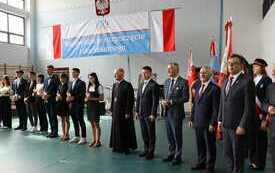 Delegacja do zapalenia zniczy i złożenia kwiat&oacute;w