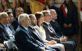 Uczestnicy uroczystości na hali PCK-R