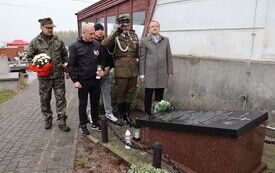 Na cmentarzu parafialnym we Włoszczowie już po raz dziesiąty odbył się Apel Poległych  10