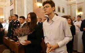 Delegacja I LO z darami w postaci roślin wrzos&oacute;w 