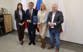 Powiat podpisał umowę na kolejne prace związane z budową instalacji OZE  dla powiatowej hali sportowej i &bdquo;og&oacute;lniaka&rdquo; 1