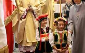 Dzieci w krakowskich strojach po wręczeniu dar&oacute;w Biskupowi.