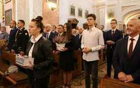 Delegacje młodzieży stoją z darami ołtarza podczas mszy na wojew&oacute;dzkim rozpoczęciu roku szkolnego