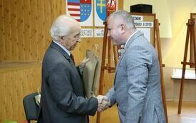Tadeusz Stolarski wręcza swoją najnowszą książkę wicestaroście
